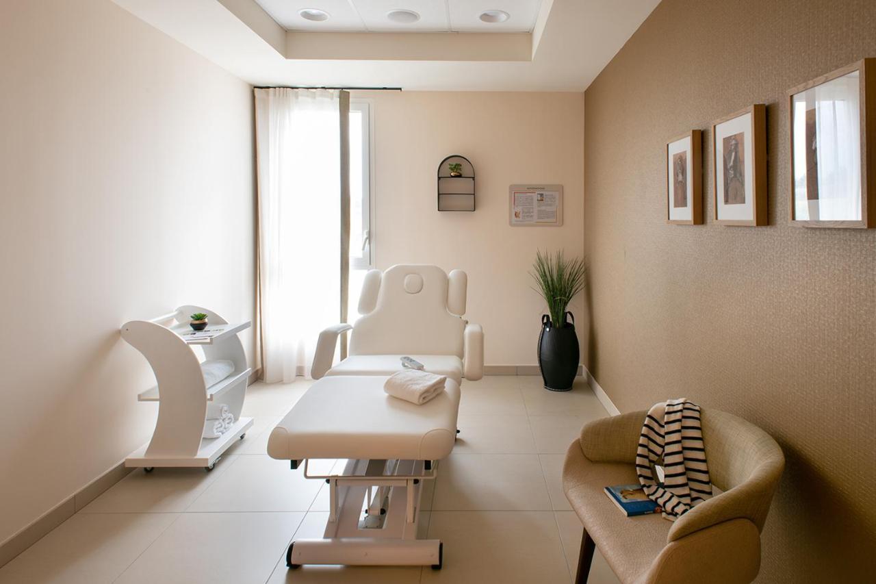 Le Criterium Aparthotel Ecouflant Bagian luar foto